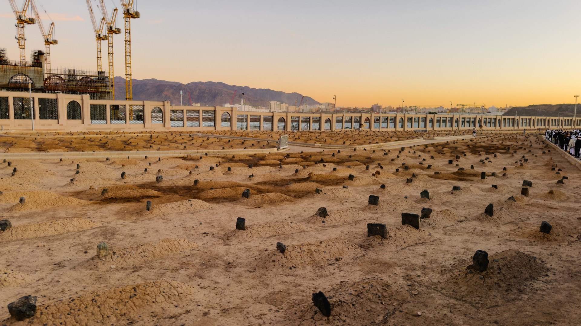 Perkuburan Baqi di Madinah pada waktu syuruk dengan batu penanda kubur yang sederhana