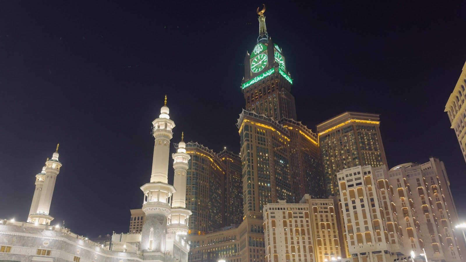 Menara Jam Abraj Al Bait dan menara Masjidil Haram pada waktu malam