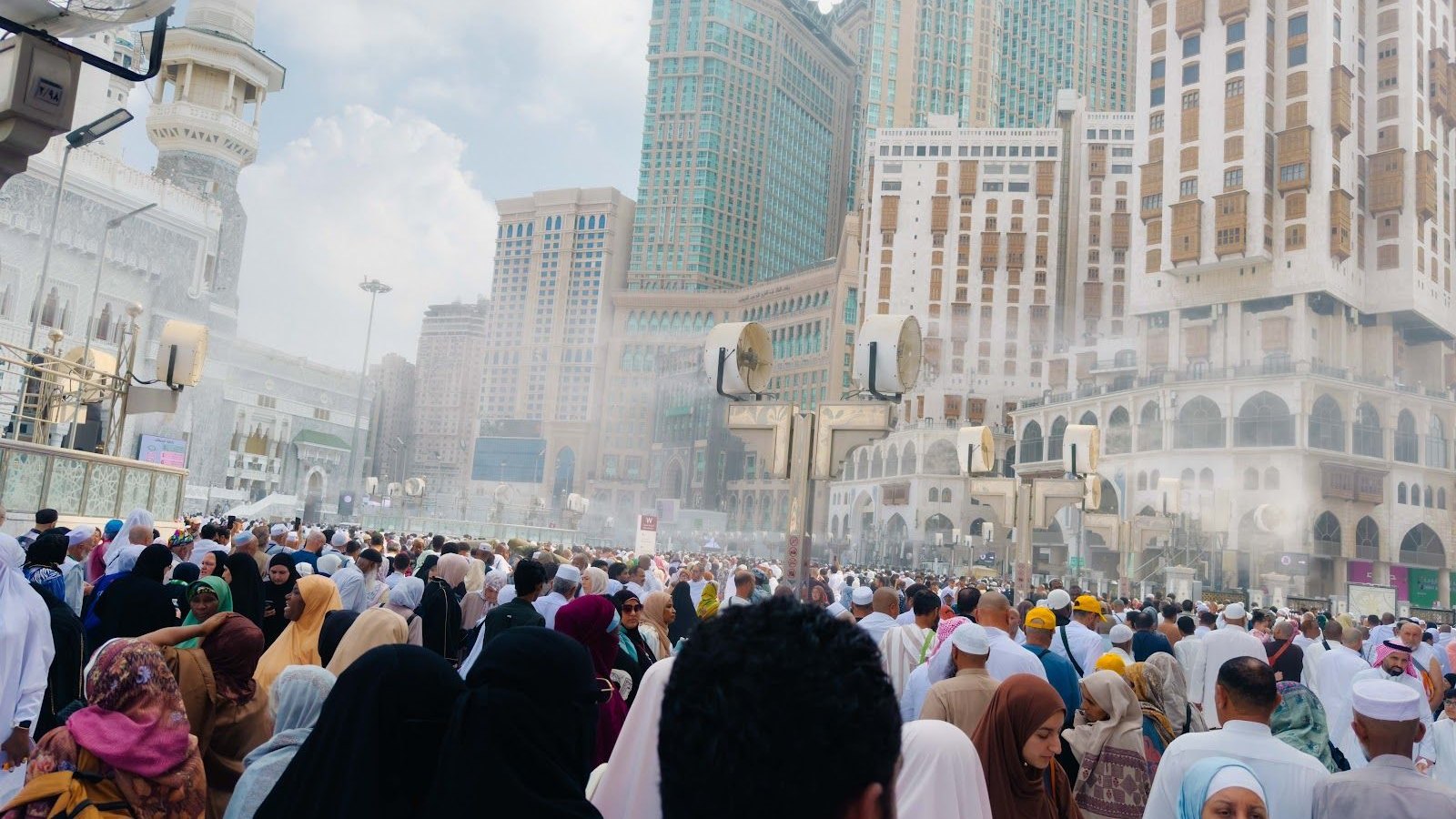 Jemaah di dataran selatan Masjidil Haram berhampiran kompleks Abraj Al Bait