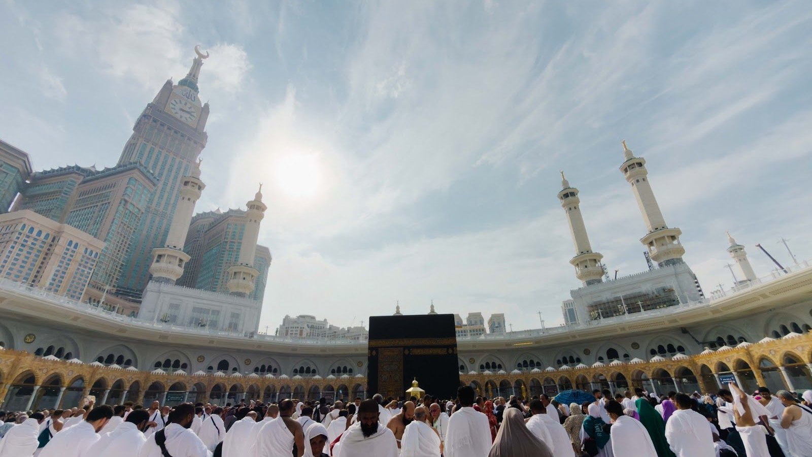 Kaabah dan Masjidil Haram dengan Menara Jam Abraj Al Bait di bahagian selatan