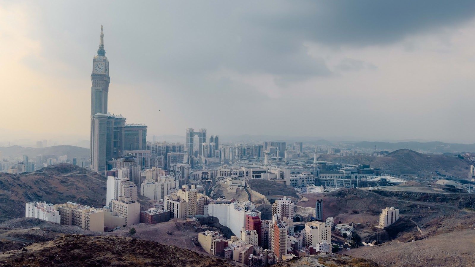 Menara Jam Abraj Al Bait di atas tapak Kubu Ajyad dilihat dari bukit di Makkah