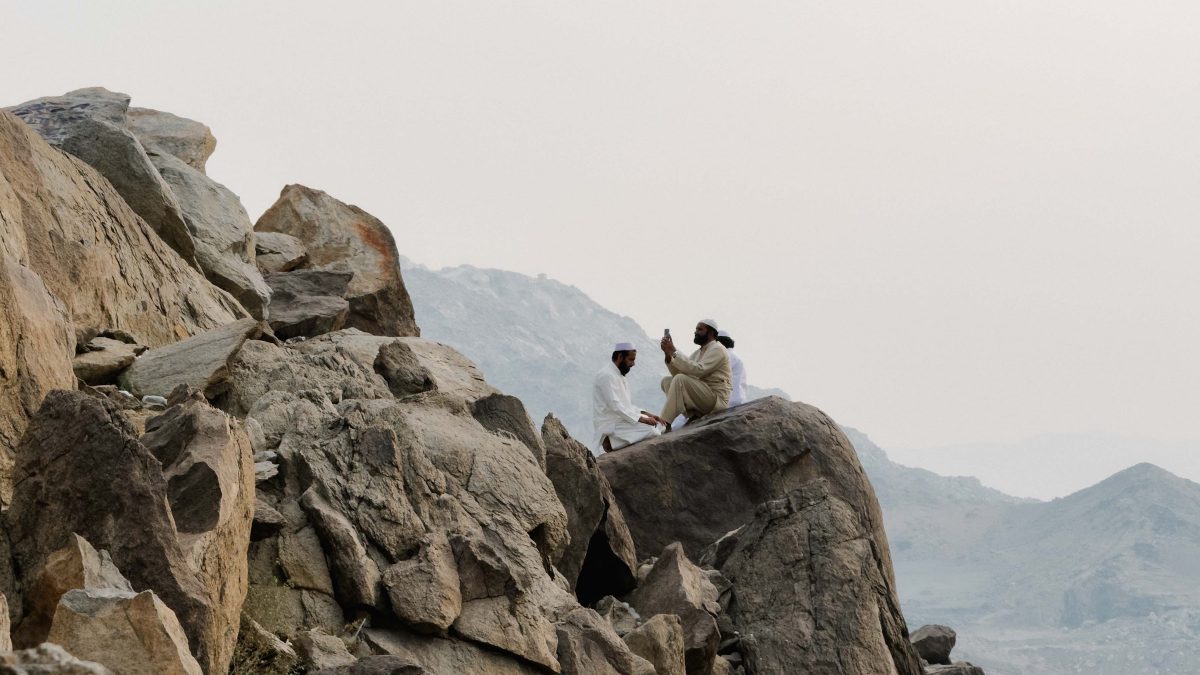 Bongkah batu granit besar di puncak Jabal Khandamah