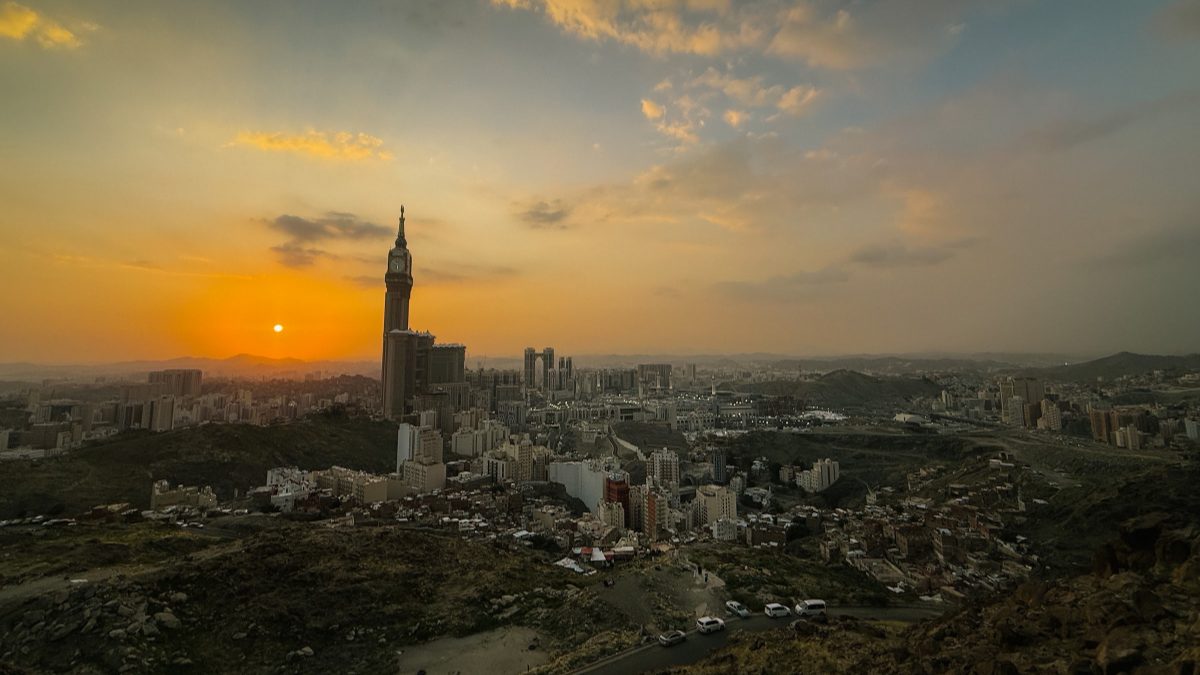 Langit jingga ketika matahari terbenam di atas kota Makkah, dari Jabal Khandamah