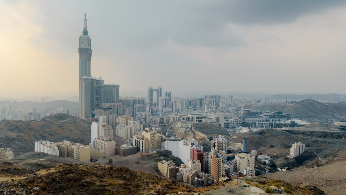 Pemandangan Menara Jam dan kota Makkah dari lereng berbatu Jabal Khandamah