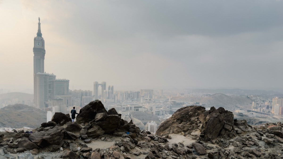 Rabung berbatu Jabal Khandamah dengan Menara Jam Makkah di latar belakang