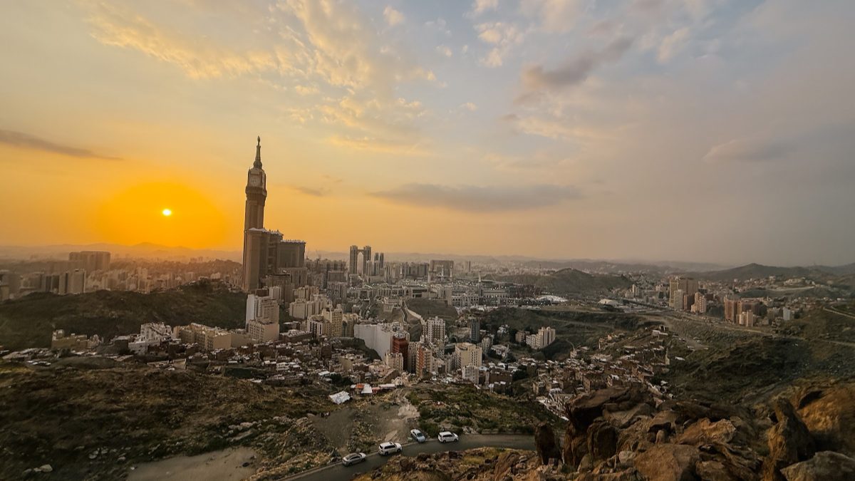 Matahari terbenam di sebelah Menara Jam Makkah dilihat dari Jabal Khandamah