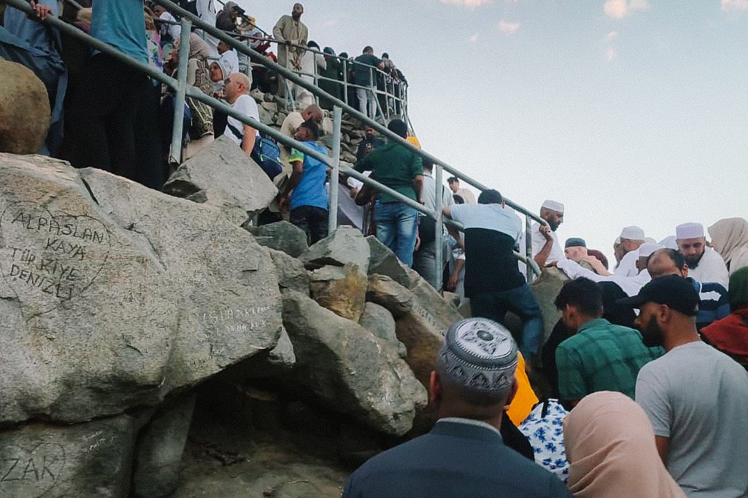 Jemaah melalui laluan berbatu dan bertangga menuju Gua Hira di Jabal Nur