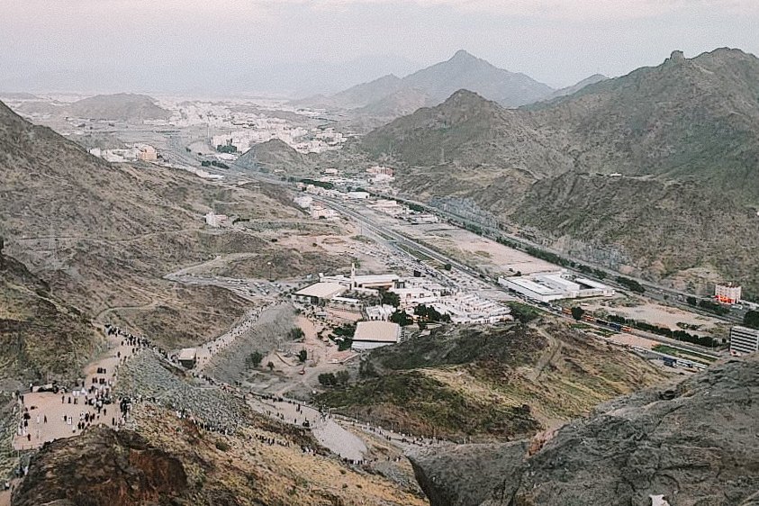 Pemandangan dari laluan Jabal Nur ke arah Hira Cultural District dan lembah di kaki bukit