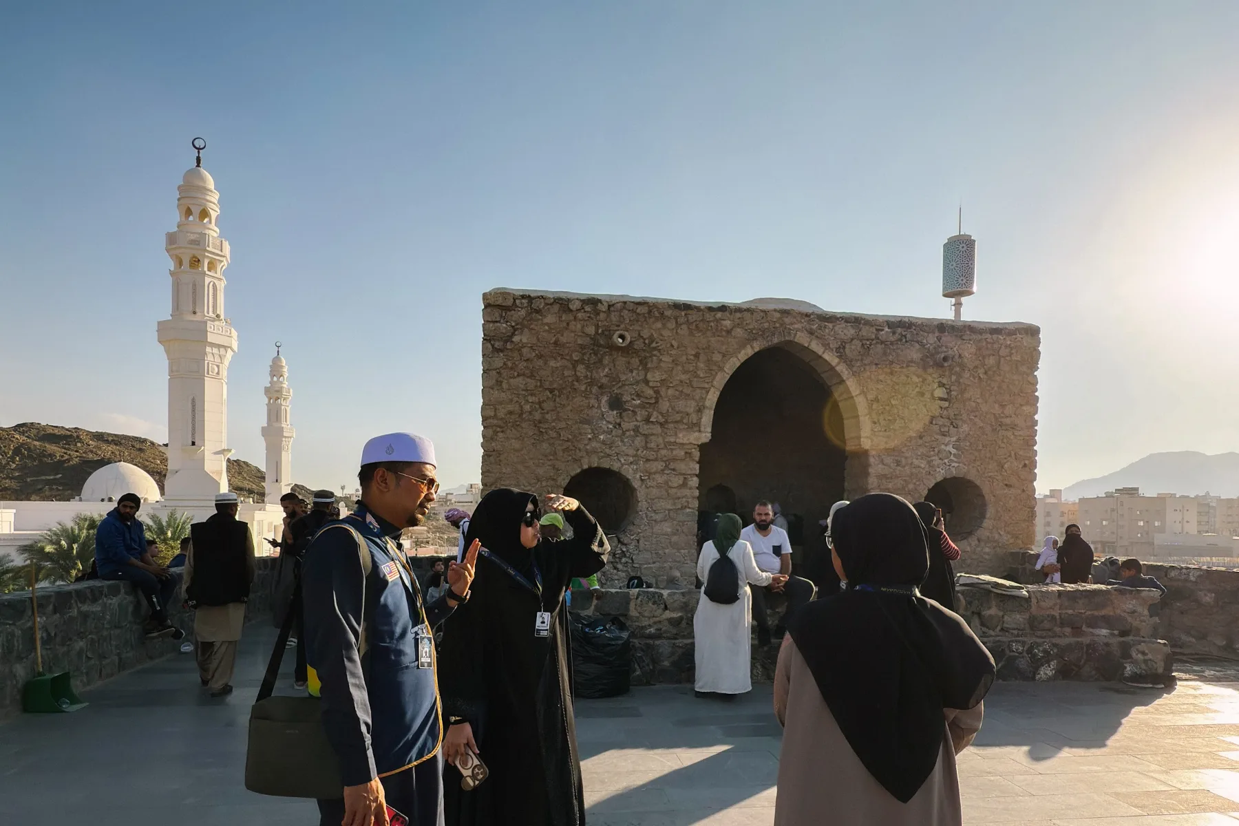 Masjid batu kecil dan menara Masjid Khandaq di kaki Jabal Sila’