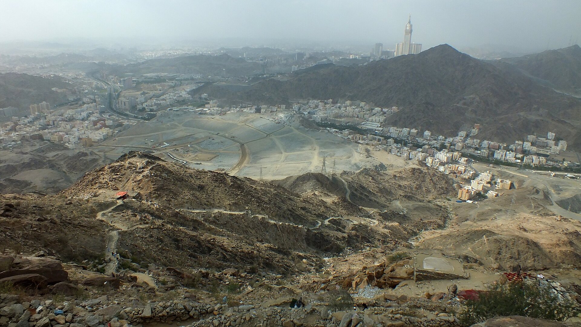 Pemandangan kota Makkah dari laluan Jabal Thur dengan menara jam di kejauhan