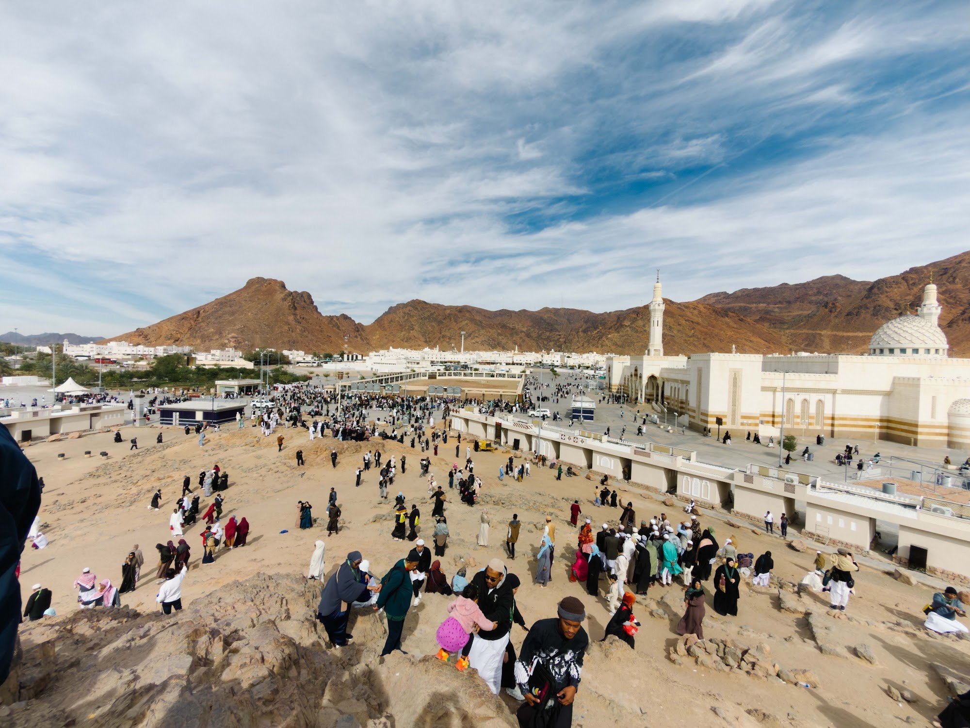 Pandangan luas Dataran Syuhada Uhud dan Jabal Uhud dari Jabal Rumat