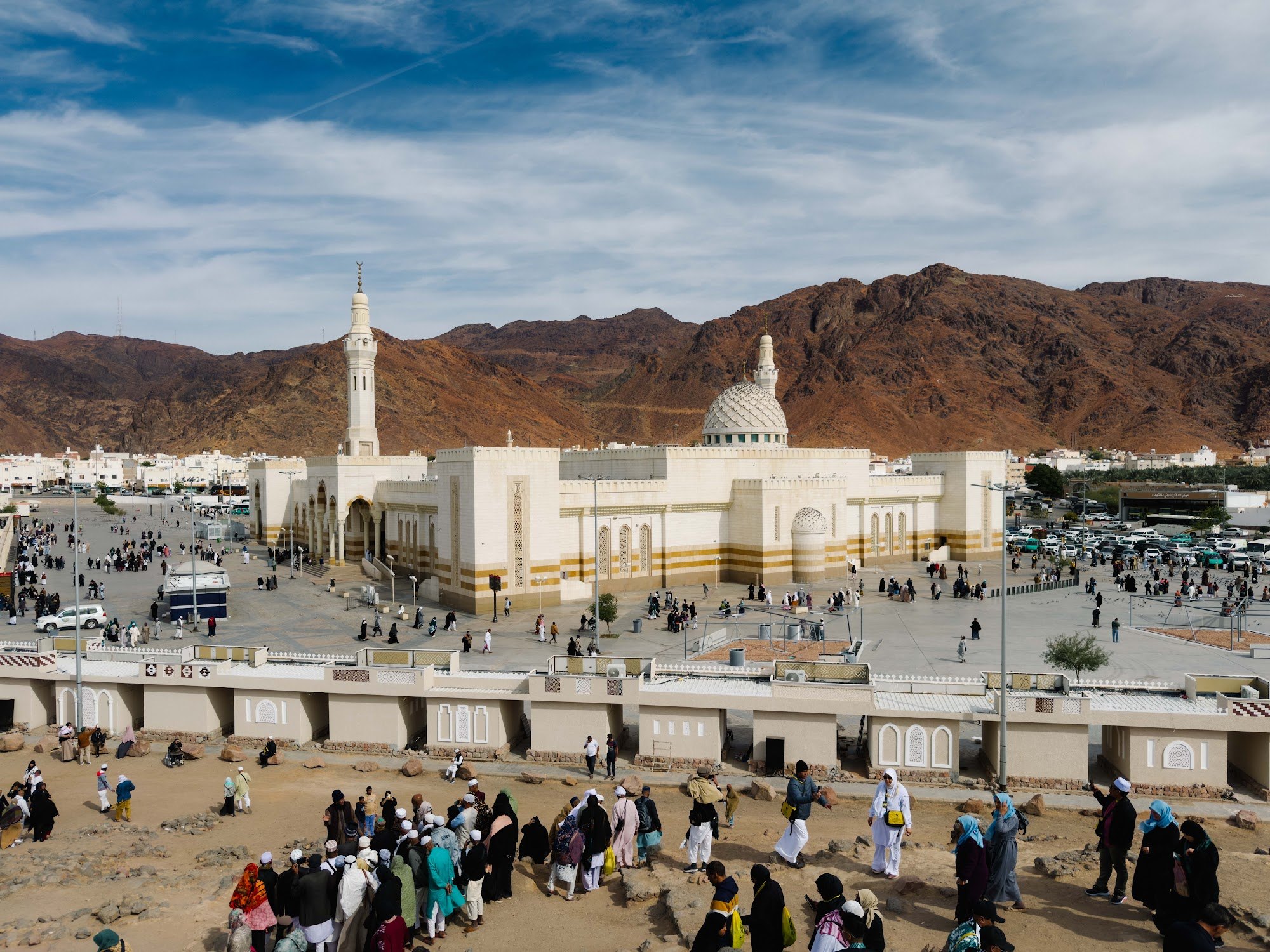 Masjid Sayyid al-Shuhada dan Jabal Uhud dilihat dari Jabal Rumat, Madinah