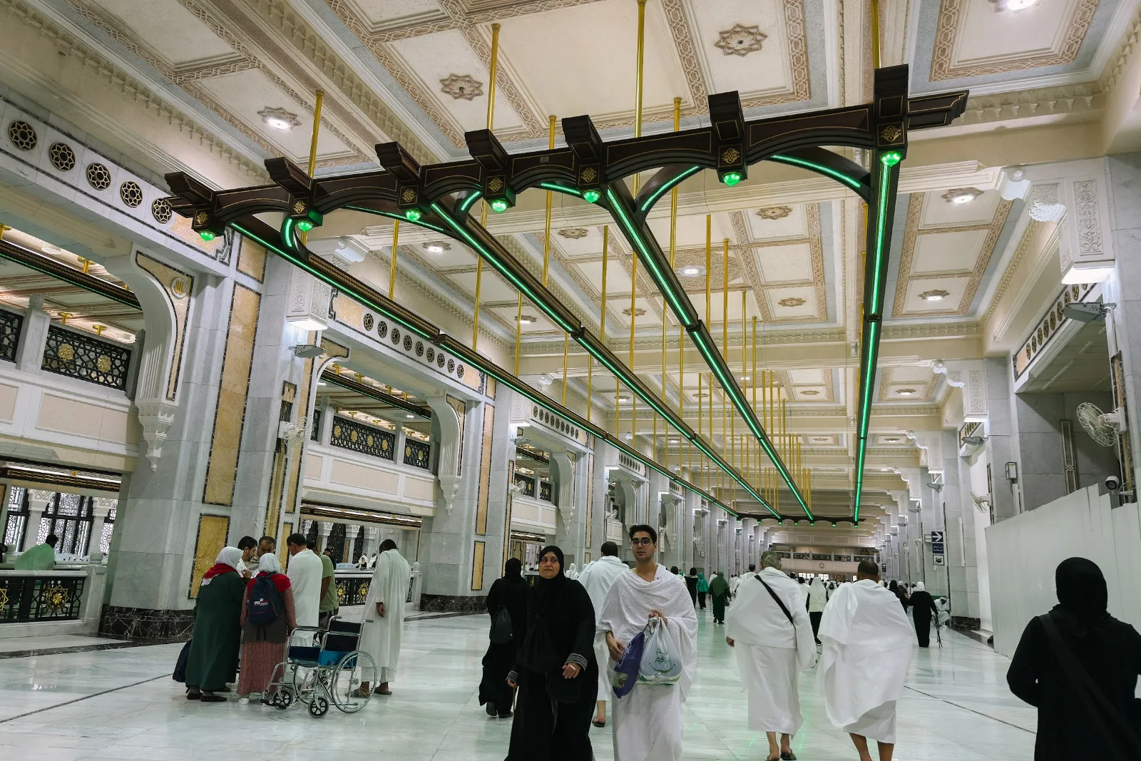 Laluan dalam bangunan Masjidil Haram yang dilalui jemaah dan pengguna kerusi roda