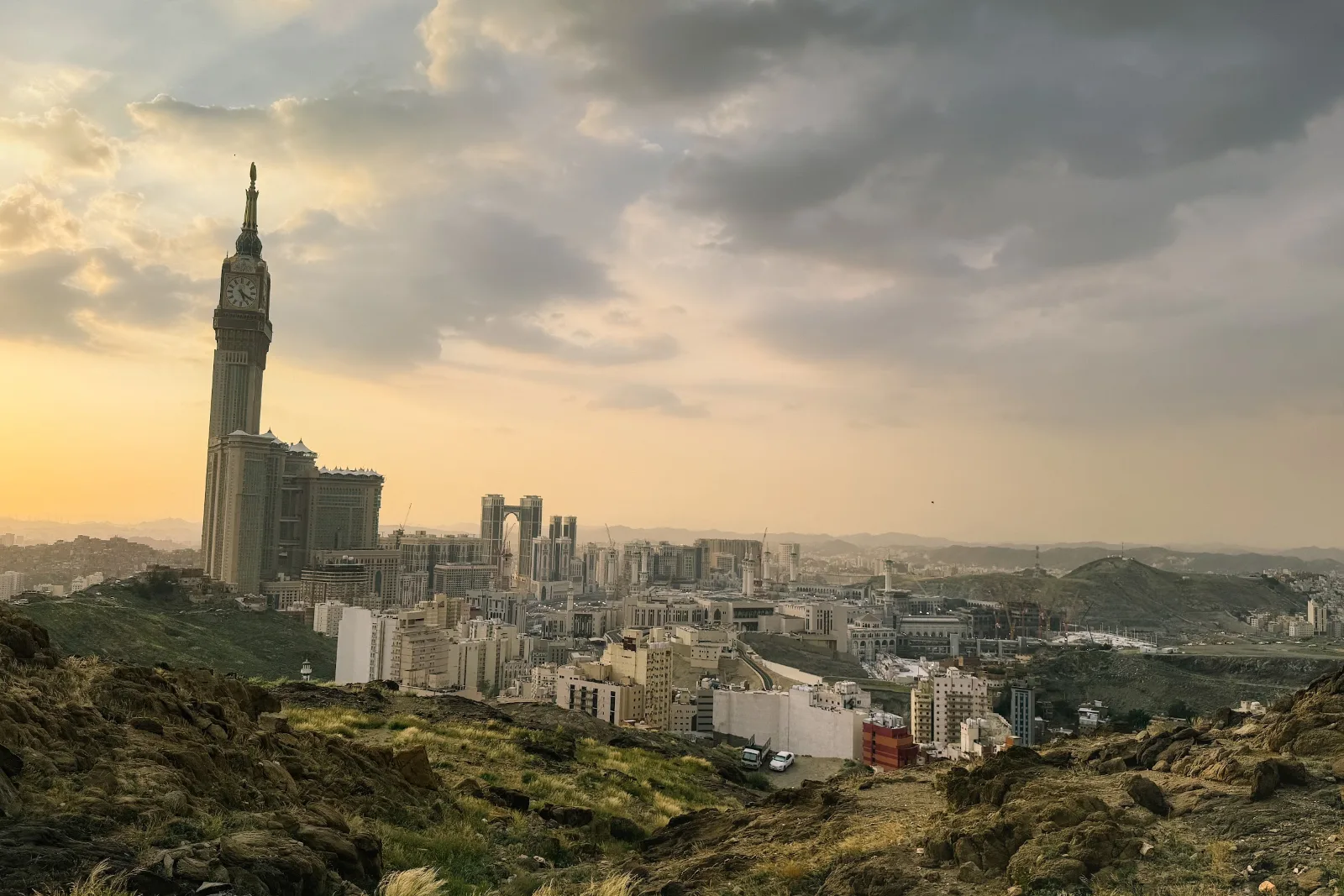 Panorama Makkah dengan Menara Jam dan menara berkembar Jabal Omar di bawah langit mendung