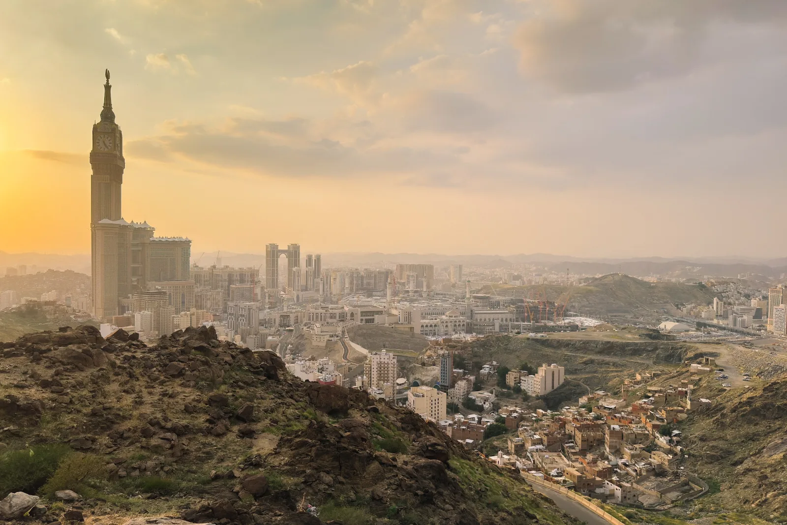 Panorama kota Makkah ketika senja dengan kawasan Jabal Omar di sebelah barat Masjidil Haram