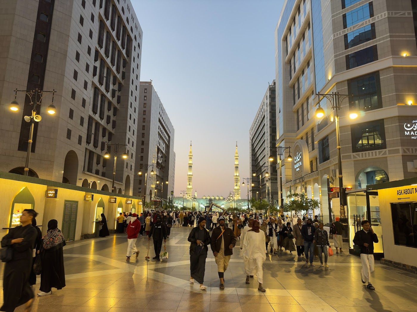 Deretan hotel di jalan menuju Masjid Nabawi