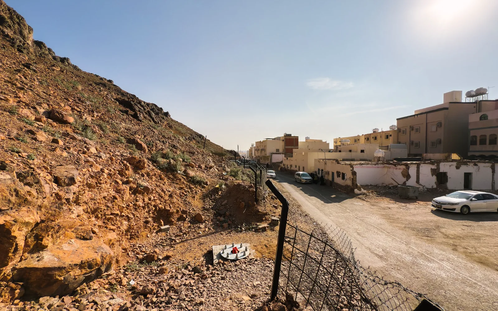 Jalan di kaki Jabal Uhud menuju kawasan Masjid Al Fash