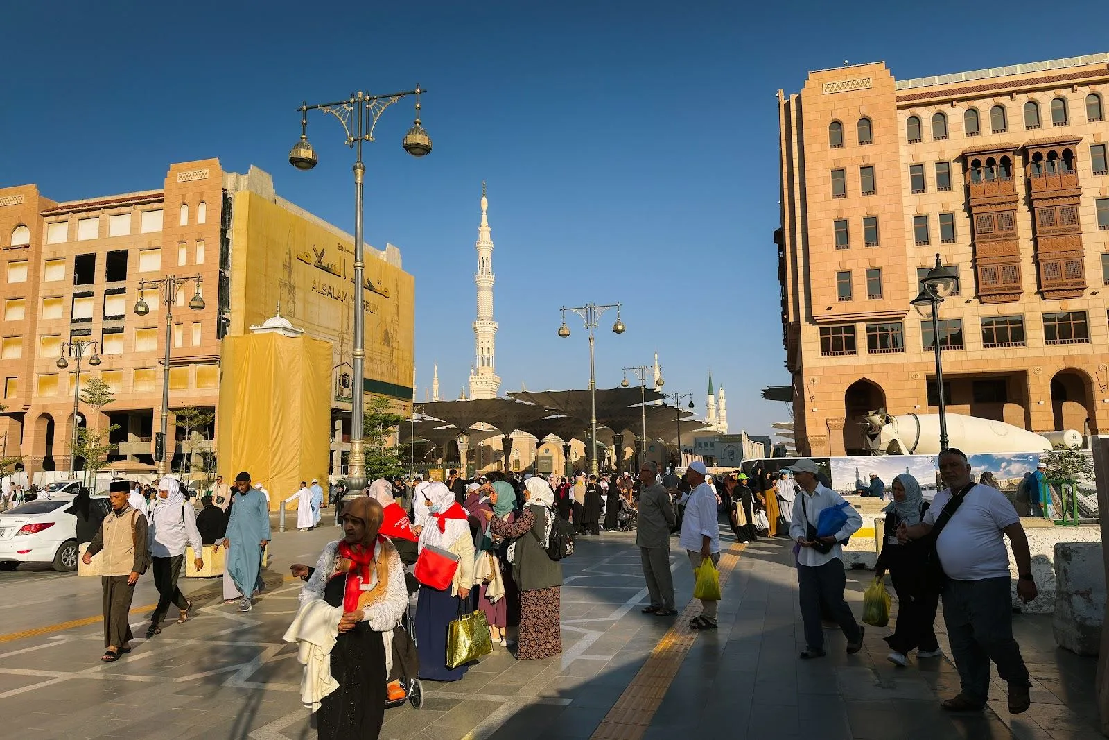 Jemaah berjalan di kawasan hotel menuju Masjid Nabawi, Madinah