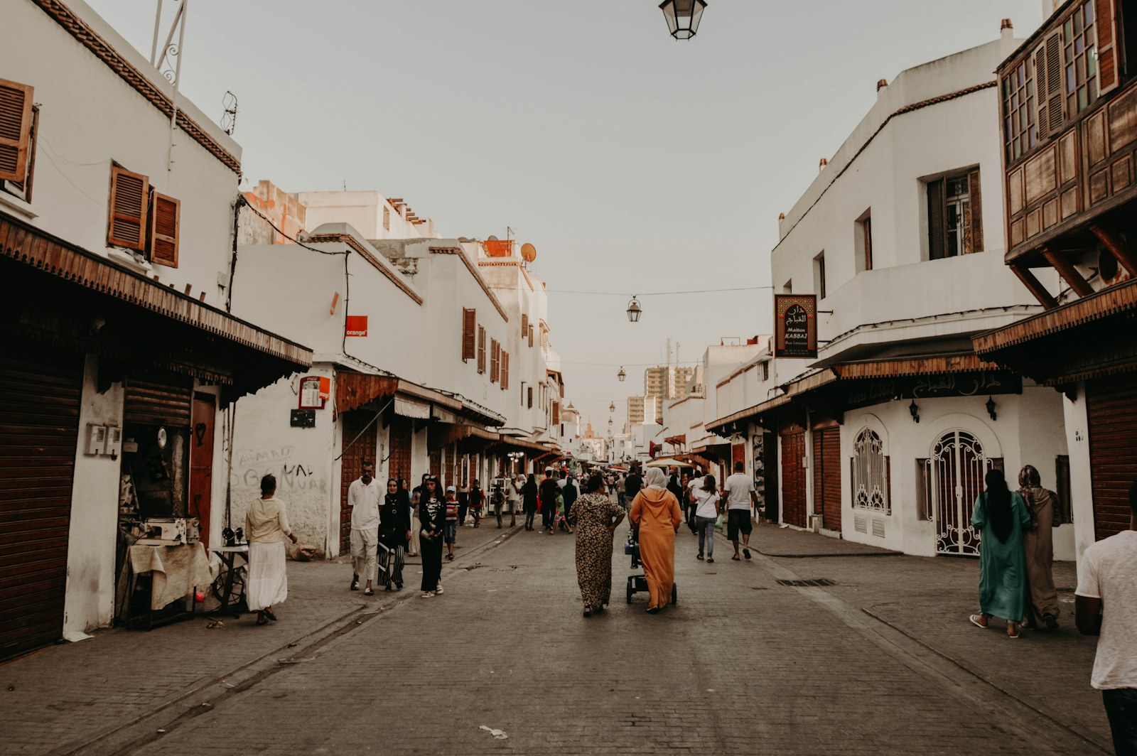 Pejalan kaki di jalan utama medina Rabat