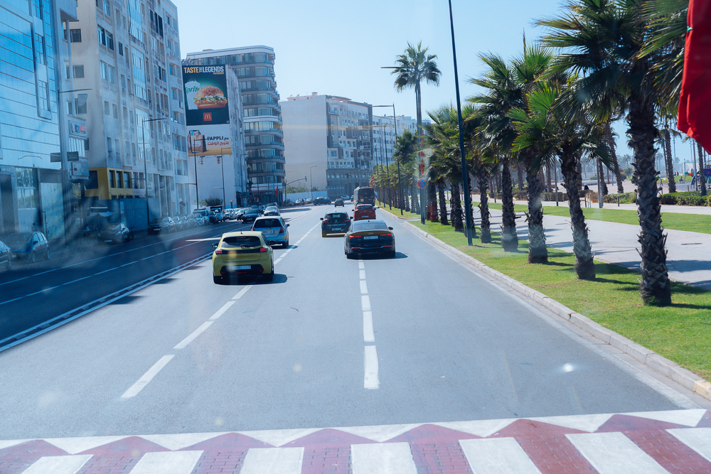 Jalan raya berpalma di tengah bandar Casablanca