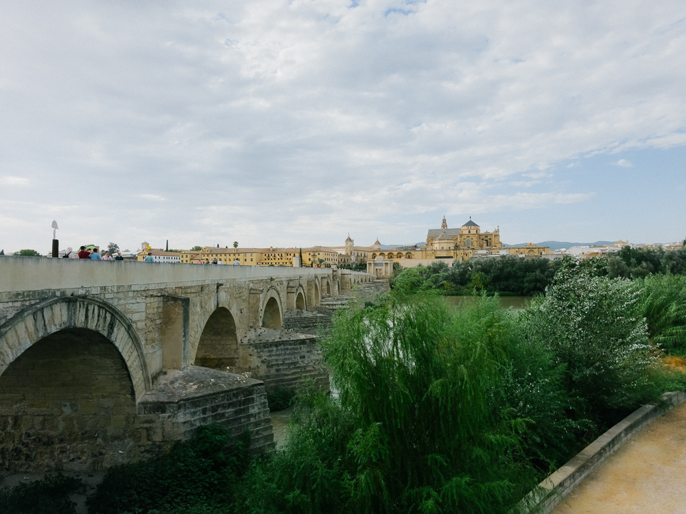 Lengkungan batu Jambatan Rom Córdoba di atas Sungai Guadalquivir