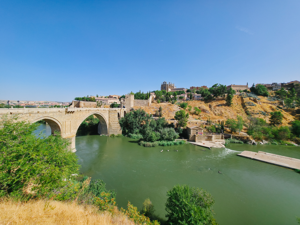 Jambatan San Martín merentasi Sungai Tagus