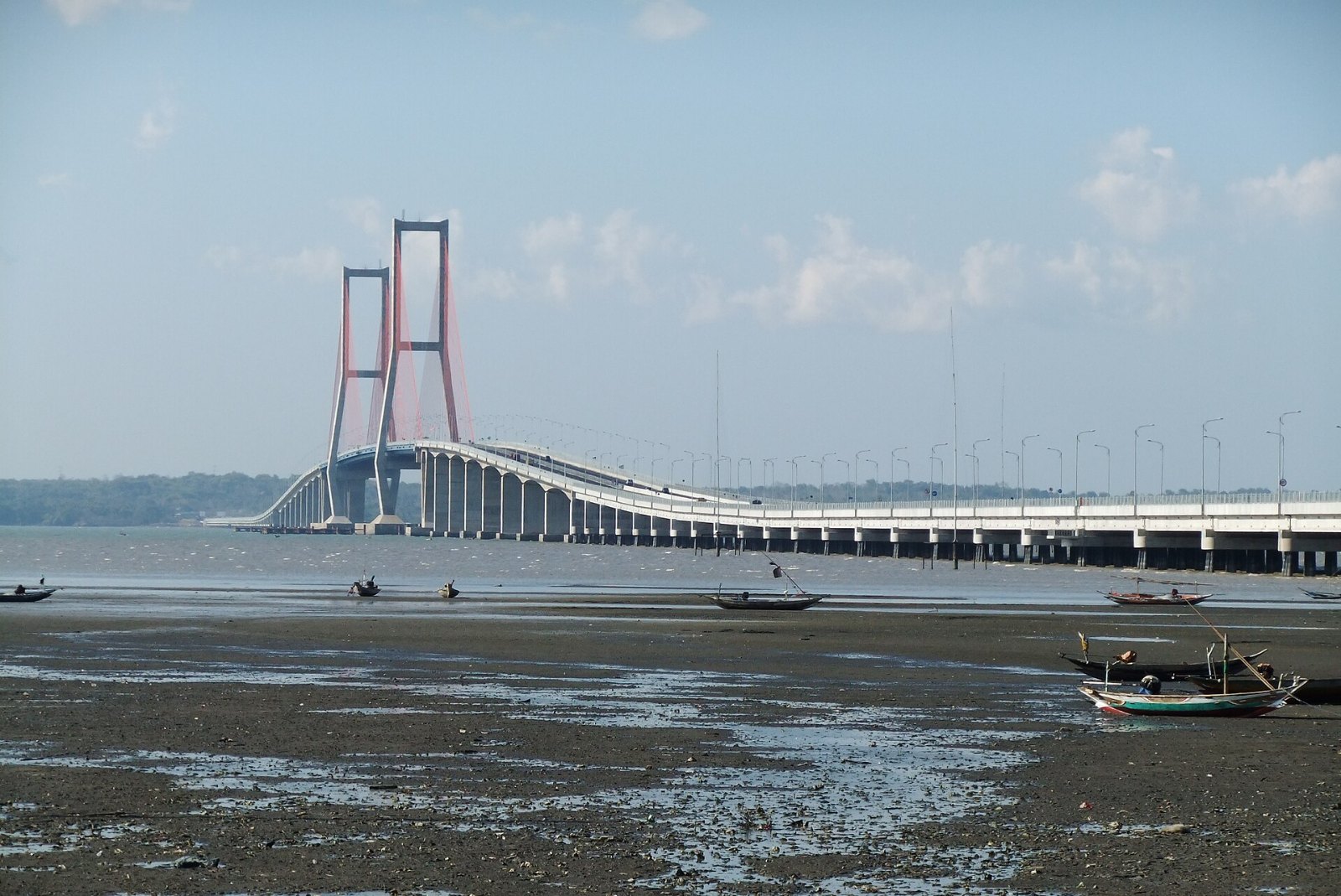 Jambatan Suramadu yang menghubungkan Surabaya dan Madura