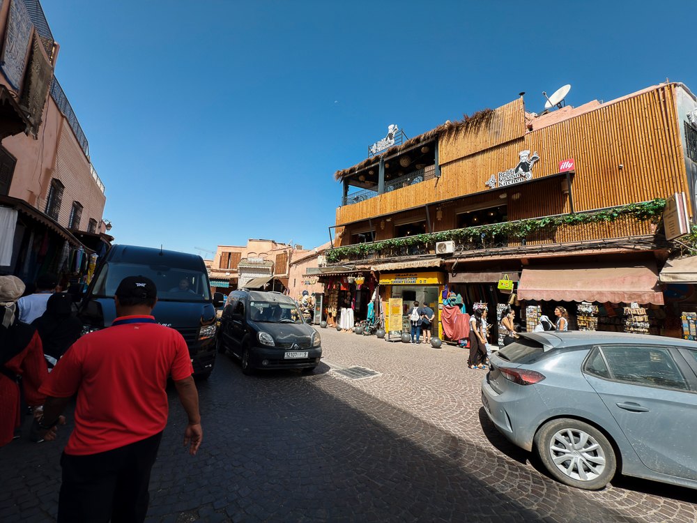 Jalan medina Marrakech dengan bangunan bertingkat dan teres menuju dataran