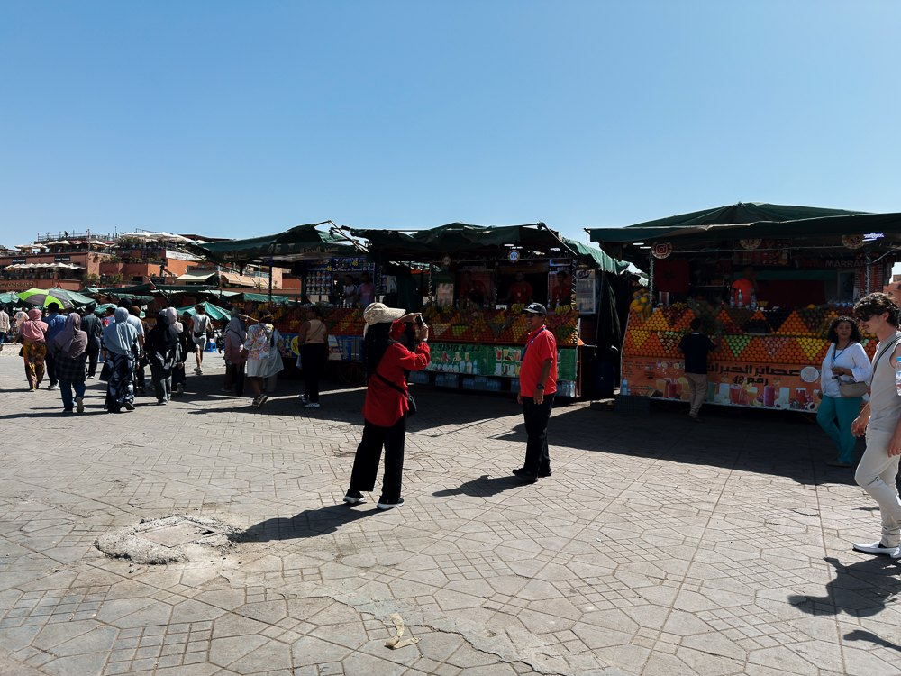 Gerai dan pelawat di Jemaa el-Fnaa Marrakech pada tengah hari