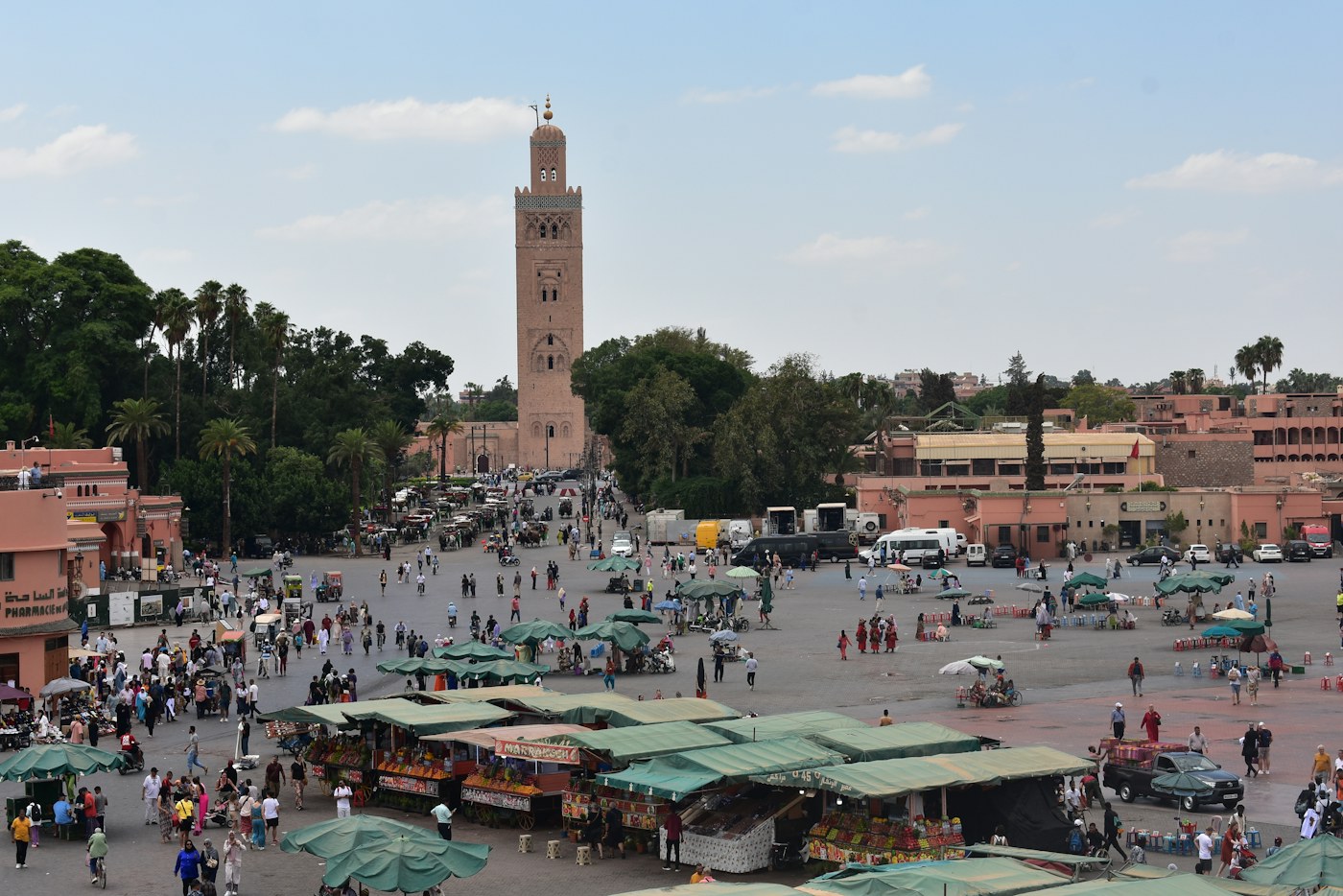 Dataran Jemaa el-Fnaa Marrakech dengan menara Masjid Koutoubia di latar belakang