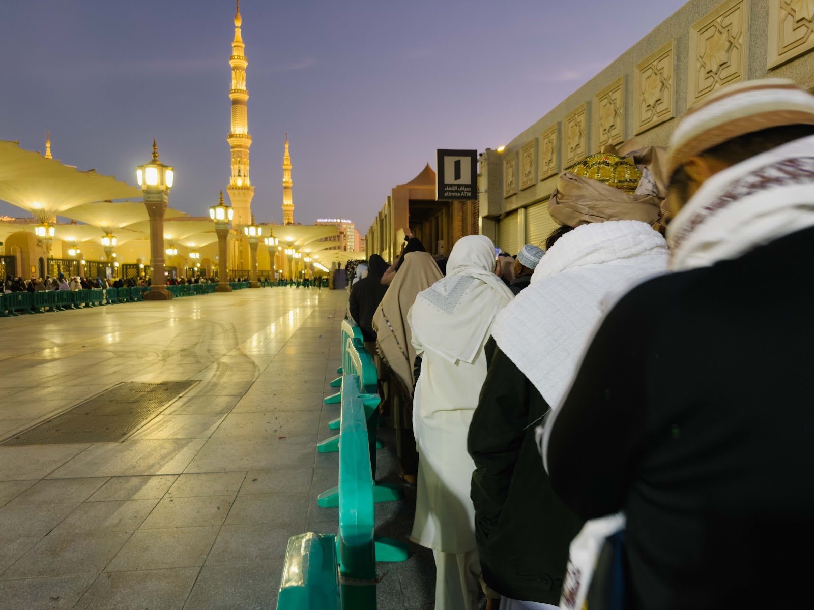 Jemaah lelaki beratur di dataran Masjid Nabawi menuju Perkuburan Baqi selepas Subuh