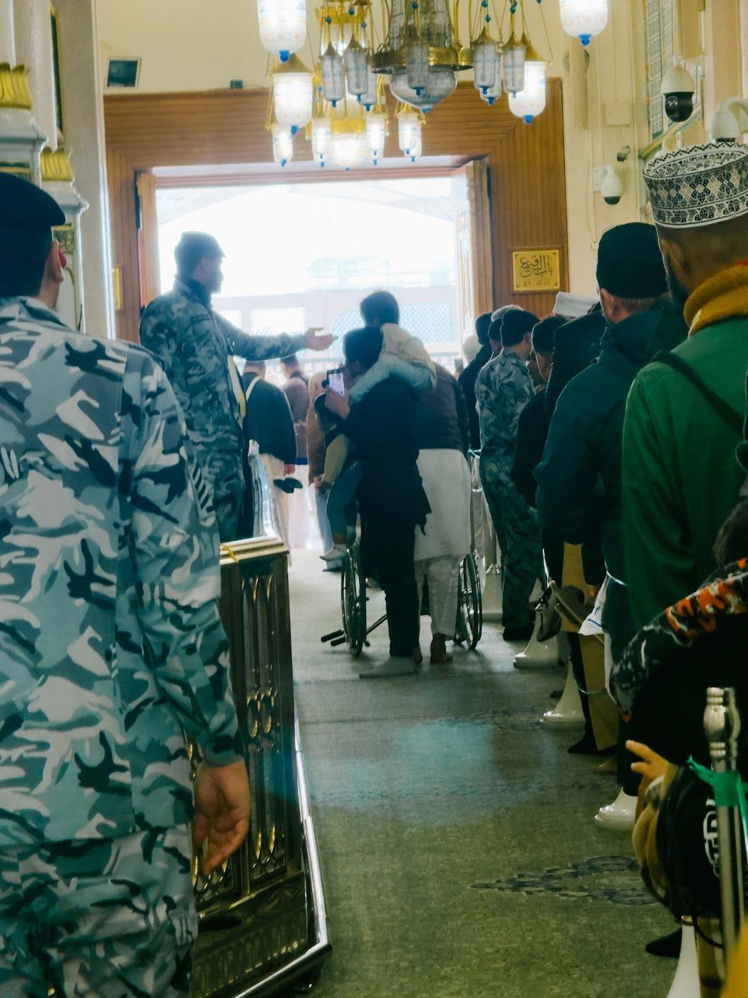 Jemaah beratur menuju Raudhah