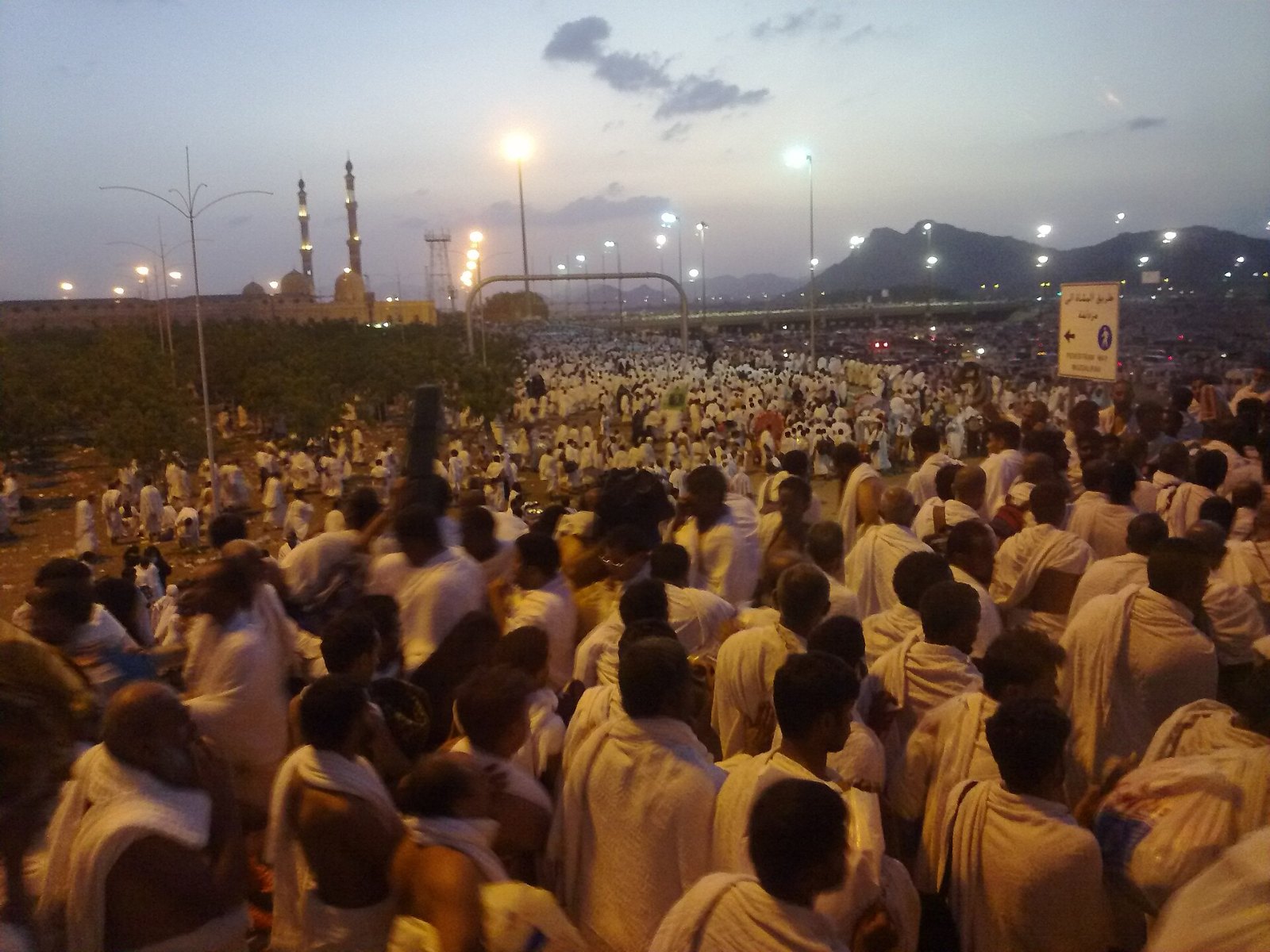 Jemaah haji bergerak dari Arafah ke Muzdalifah ketika matahari terbenam