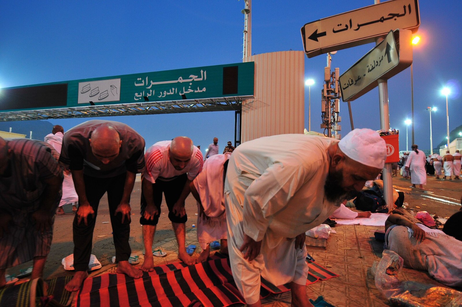 Jemaah haji bergerak dari Muzdalifah ke Mina sebelum fajar