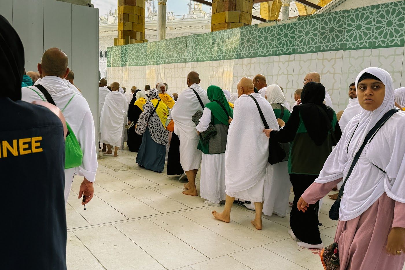 Jemaah berihram bergerak dalam barisan di Masjidil Haram