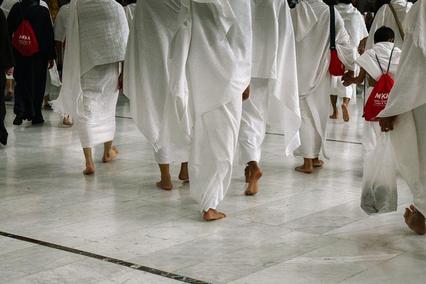Jemaah berihram berjalan di lantai Masjidil Haram