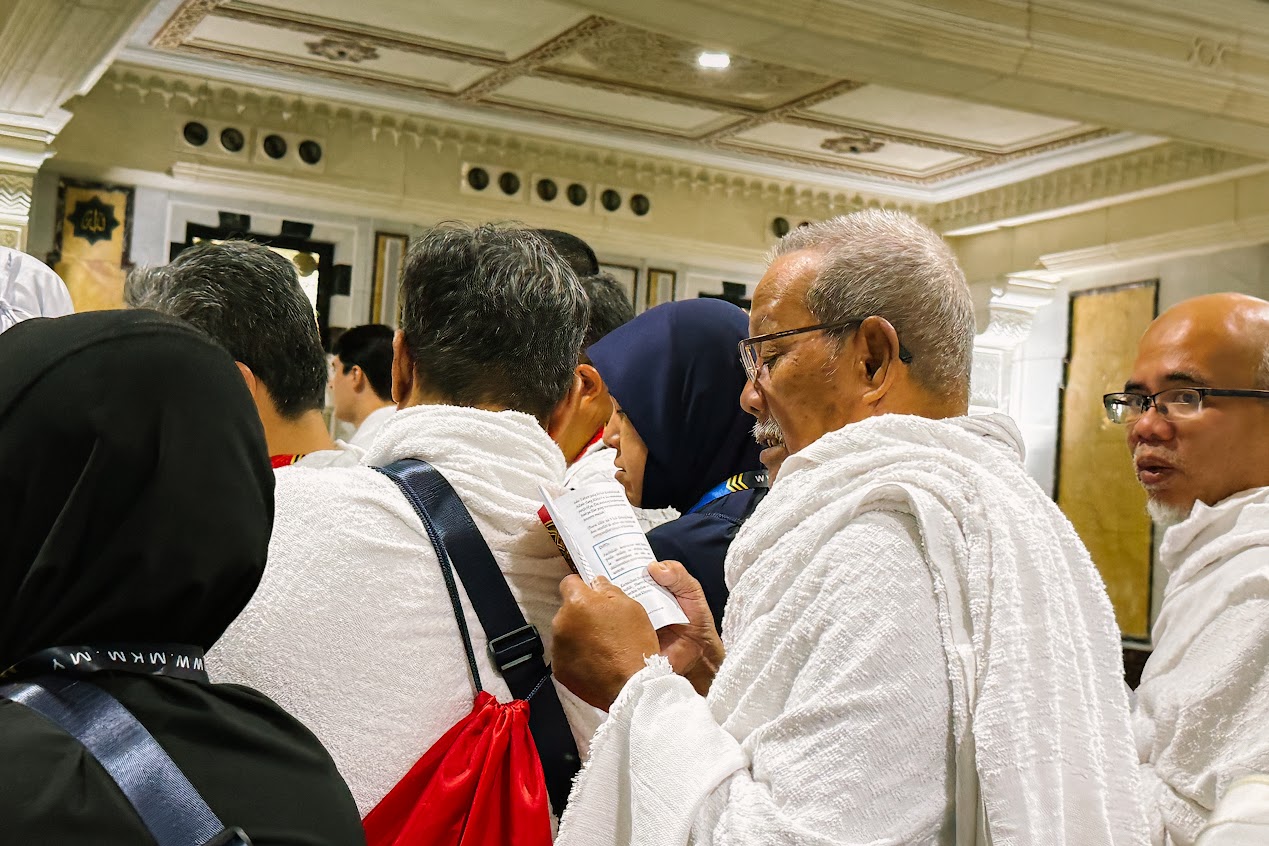Jemaah berihram dalam kesesakan di dalam Masjidil Haram