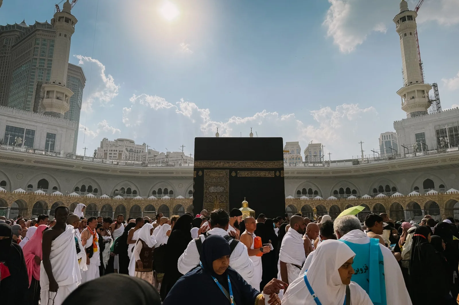 Jemaah berihram melakukan tawaf mengelilingi Kaabah di Masjidil Haram