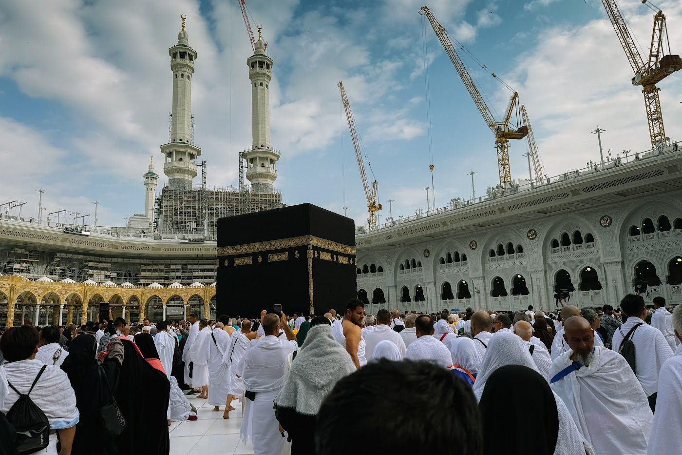Jemaah berihram melakukan tawaf mengelilingi Kaabah