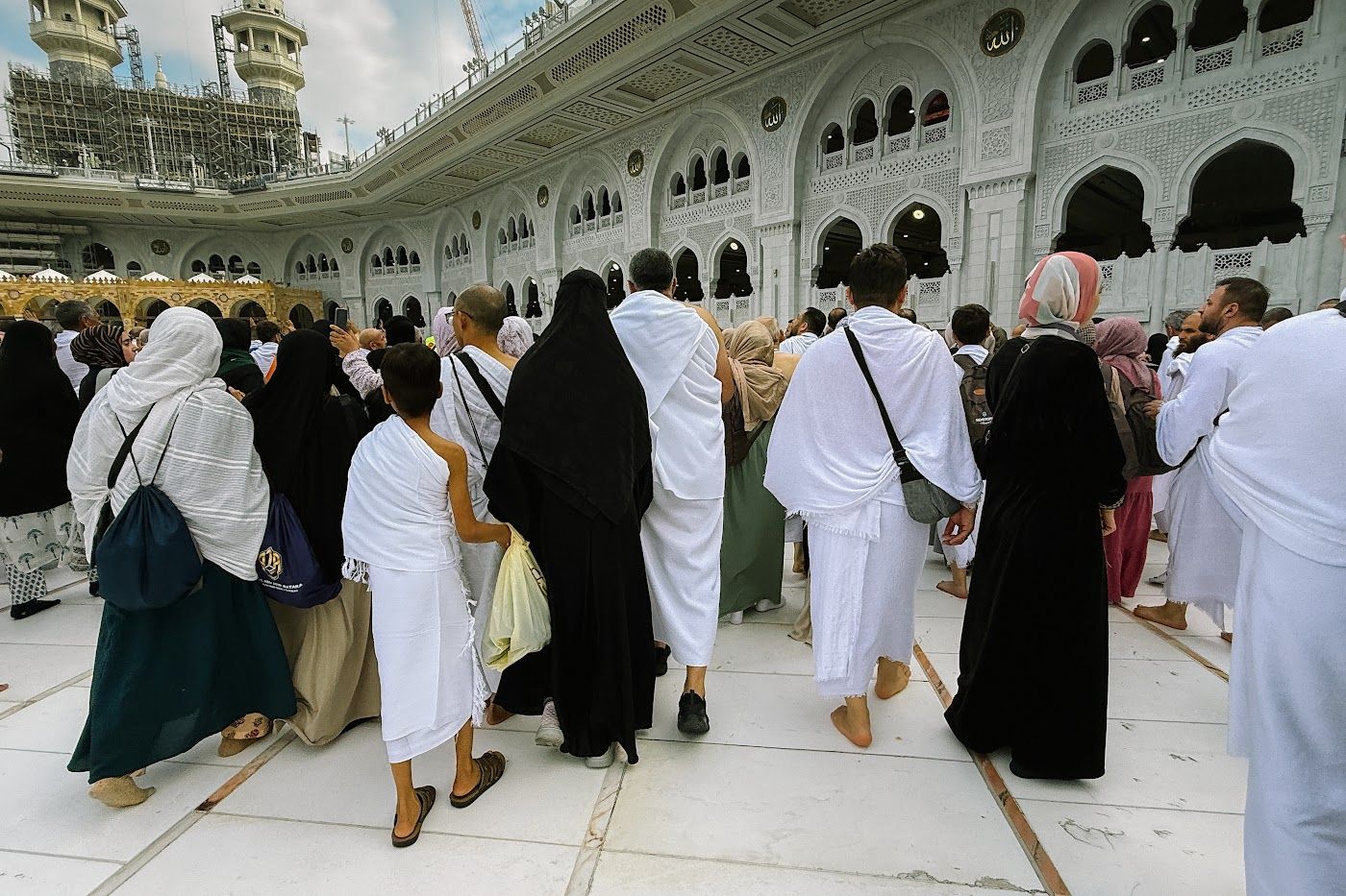 Jemaah berjalan di laluan saie, latihan fizikal penting dalam persediaan sebelum umrah