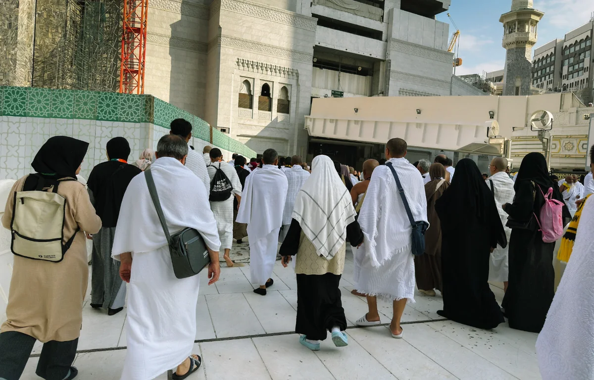 Jemaah berihram berjalan menuju pintu Masjidil Haram