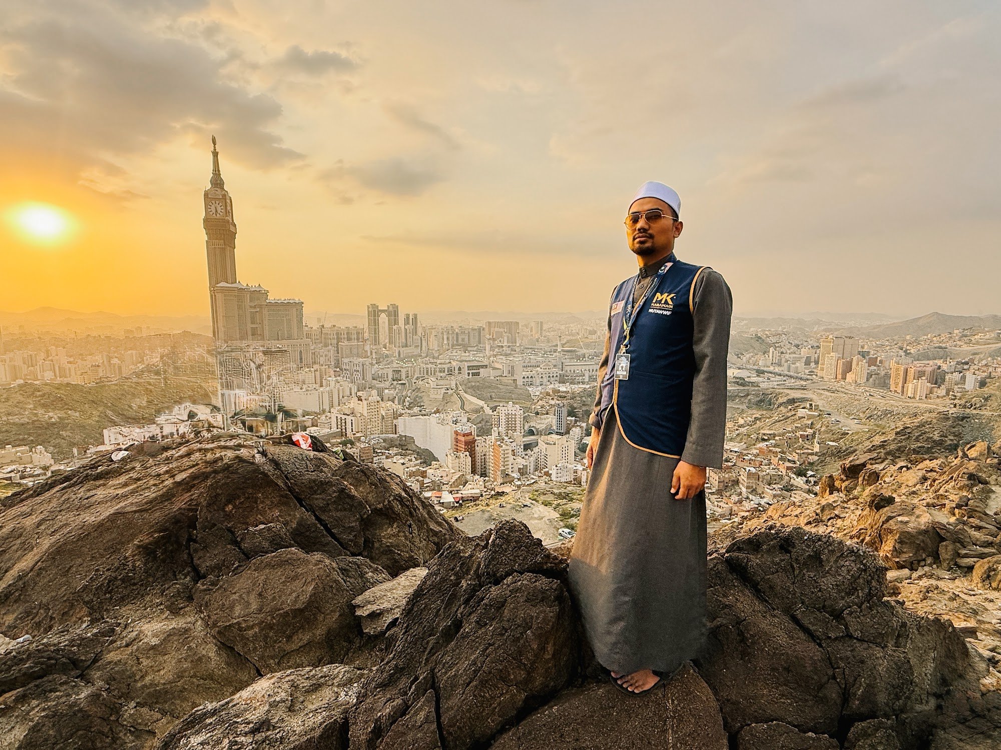 Jemaah berdiri di kawasan bukit berbatu menghadap Makkah ketika senja