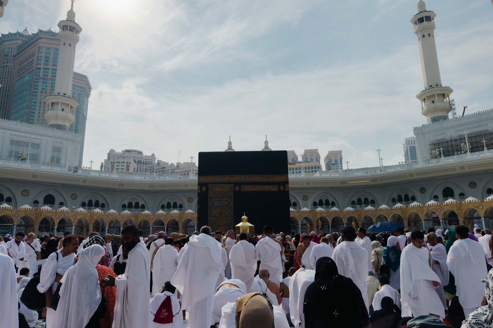 Jemaah memenuhi dataran tawaf di hadapan Kaabah, Masjidil Haram