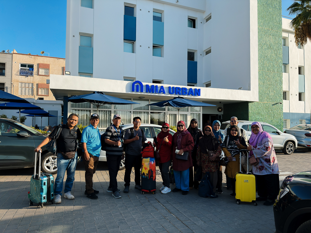 Peserta rombongan bergambar di hadapan Hotel MIA Urban Fez
