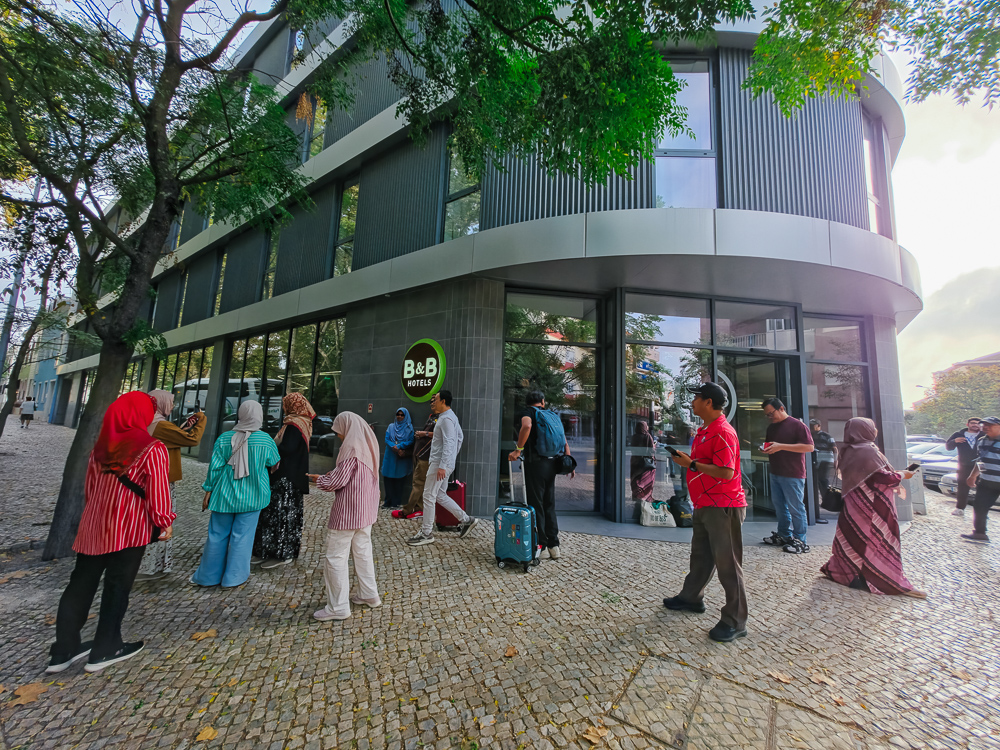 Jemaah berkumpul di luar B&B Hotel Lisboa Montijo sebelum berangkat ke Lisbon
