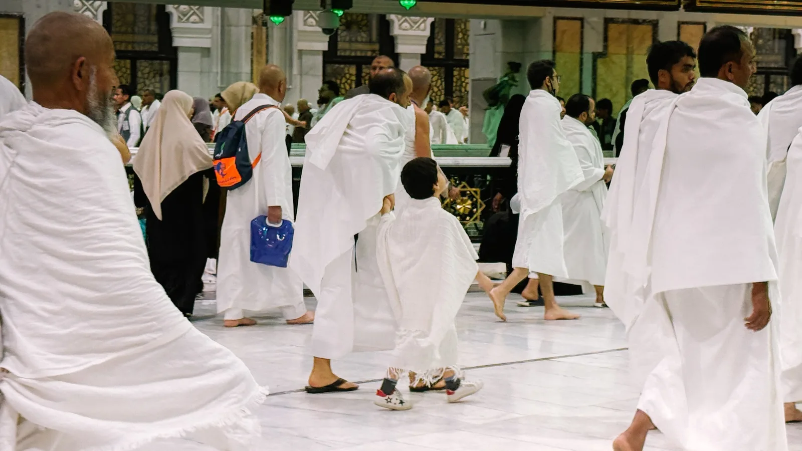 Jemaah berihram termasuk kanak-kanak bergerak di dalam Masjidil Haram
