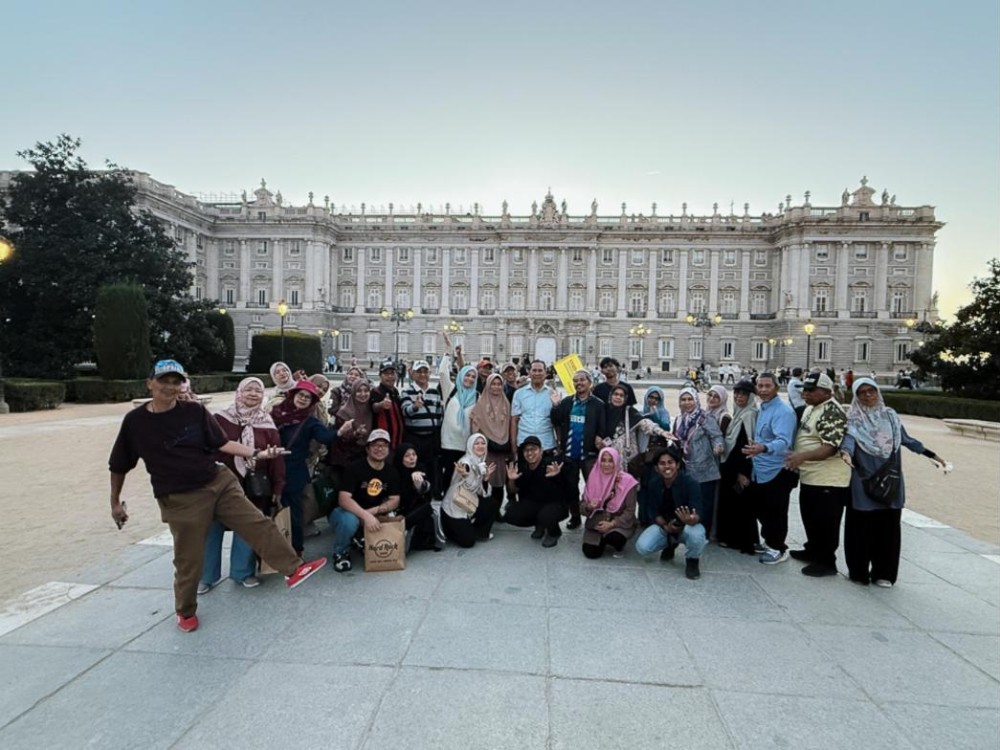 Jemaah Kembara Sufi di hadapan Istana Diraja Madrid