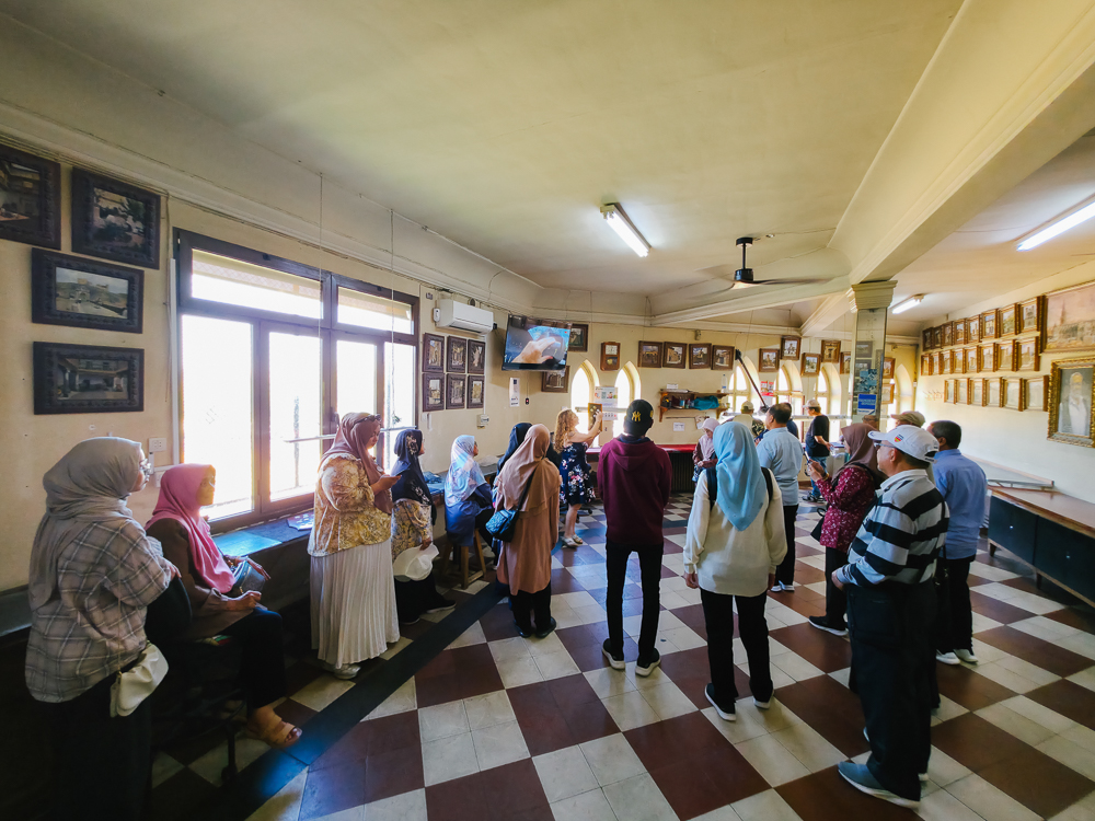 Jemaah Kembara Sufi di sebuah bengkel damasquinado