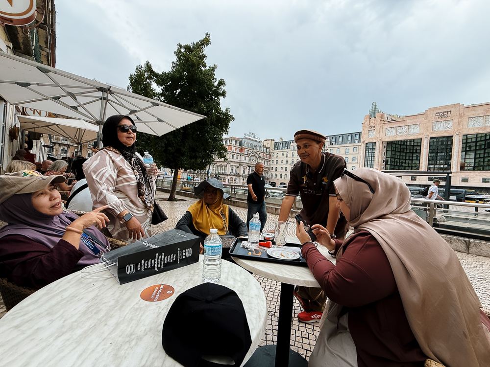 Jemaah Kembara Sufi berehat di teres kafe sekitar Baixa, Lisbon