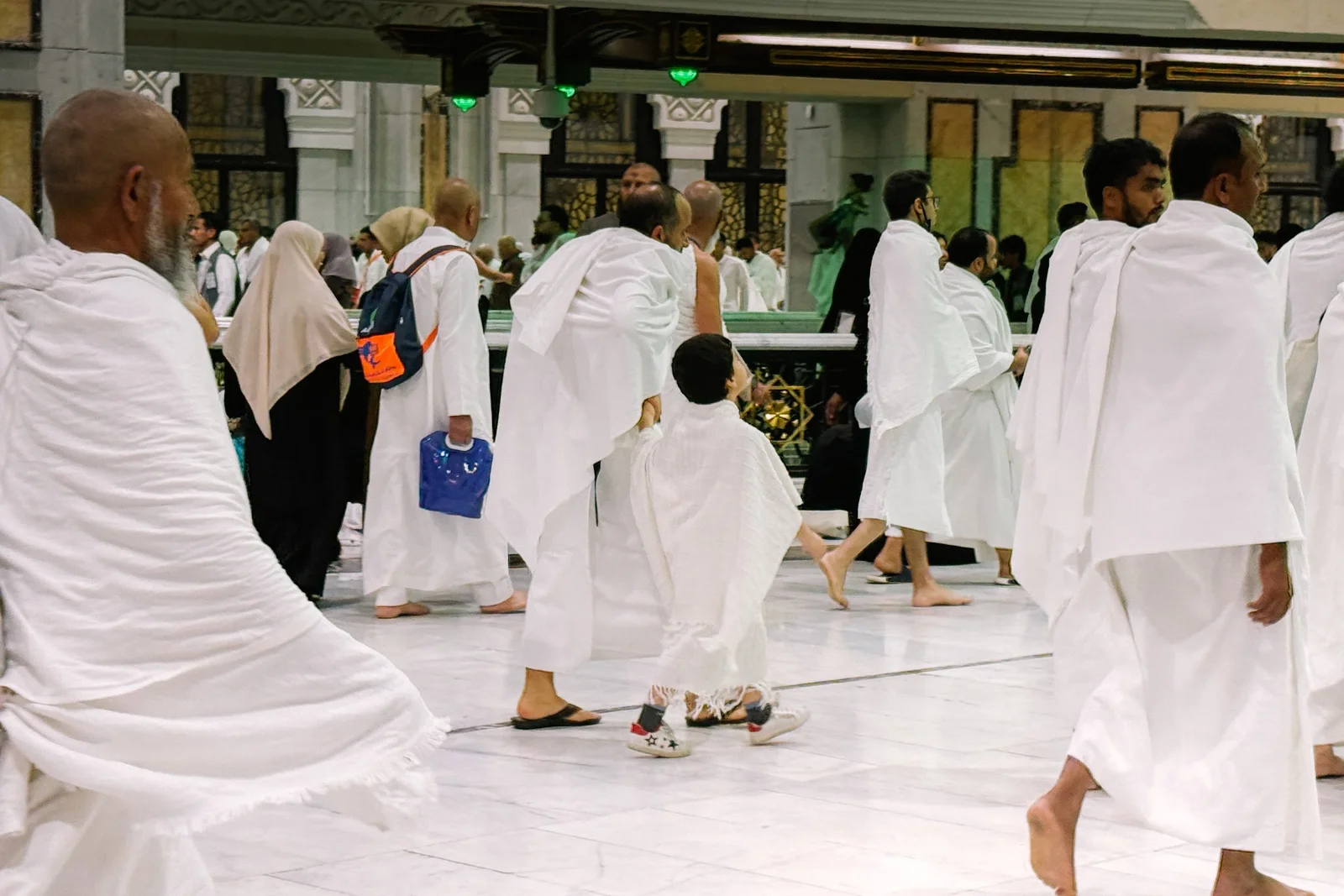 Jemaah lelaki memakai dua helai kain ihram putih di Masjidil Haram